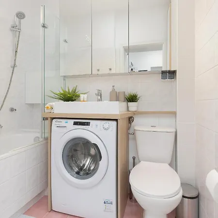 Apartment Downtown Elegant & Sunny Near Metro Station