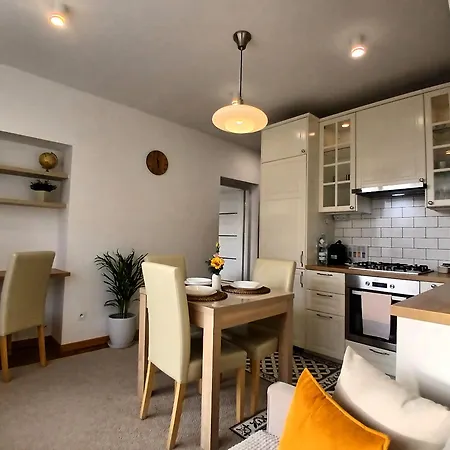 Downtown Elegant & Sunny Near Metro Station Apartament