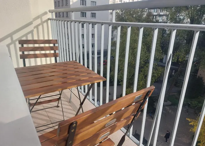 Downtown Elegant & Sunny Near Metro Station