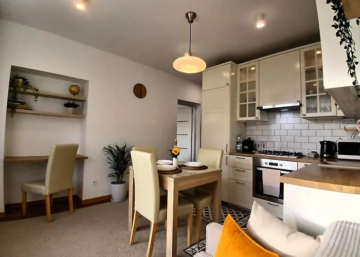 Downtown Elegant & Sunny Near Metro Station Apartament