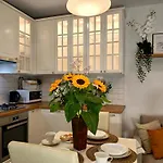 Apartment Downtown Elegant & Sunny Near Metro Station *
