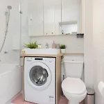 Apartment Downtown Elegant & Sunny Near Metro Station