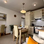 Downtown Elegant & Sunny Near Metro Station Apartment