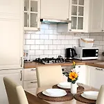Downtown Elegant & Sunny Near Metro Station Apartment Warsaw