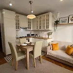 Downtown Elegant & Sunny Near Metro Station Apartment