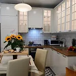 Apartment Downtown Elegant & Sunny Near Metro Station