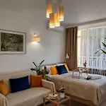 Downtown Elegant & Sunny Near Metro Station Apartment *