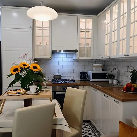 Apartment Downtown Elegant & Sunny Near Metro Station